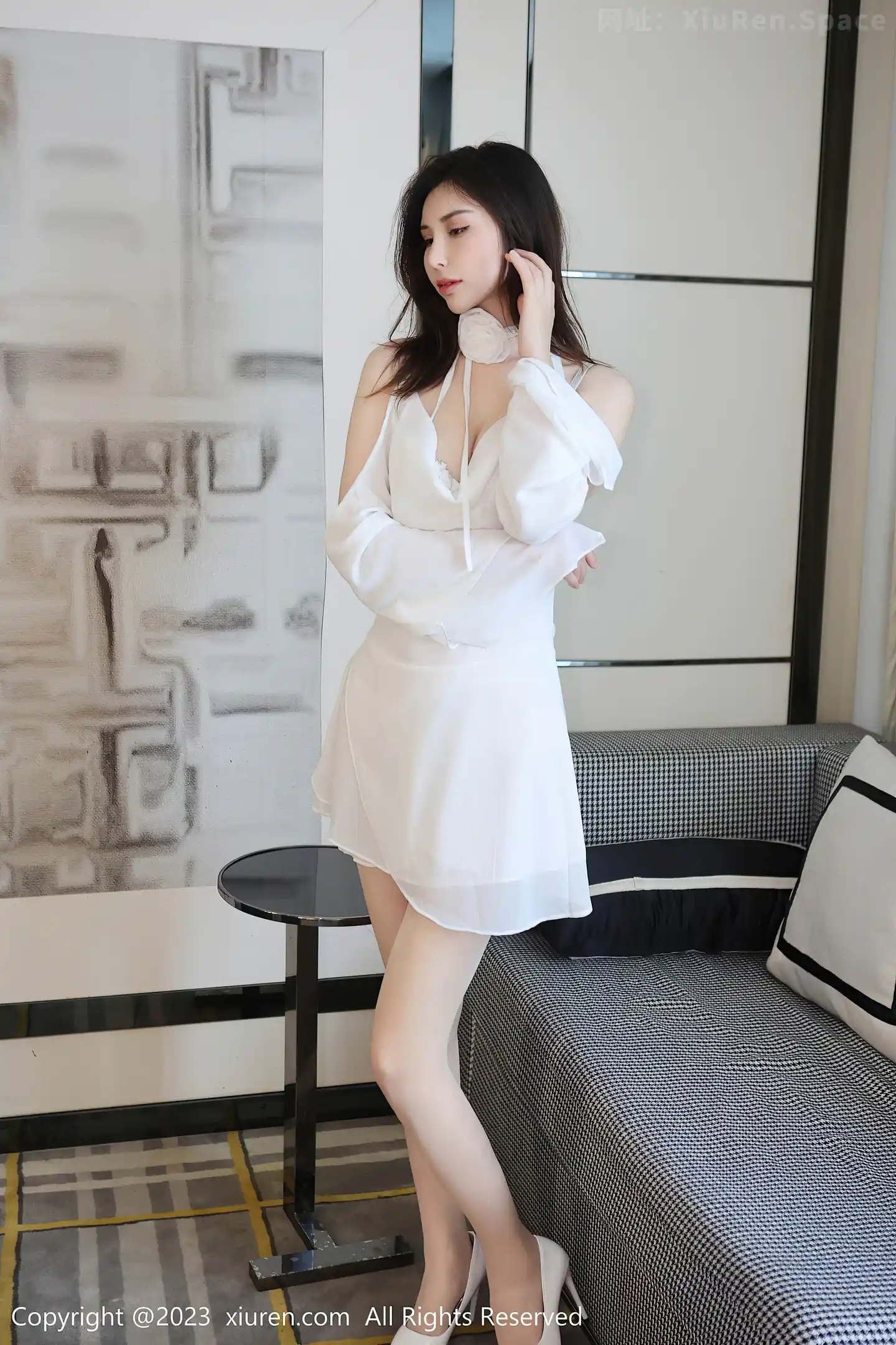 图片[2]-[XiuRen秀人网]2023.06.08 VOL.6877 王曼柔 白色礼服与情趣内衣加丝袜美腿性感私房写真集-秀人网官方网站